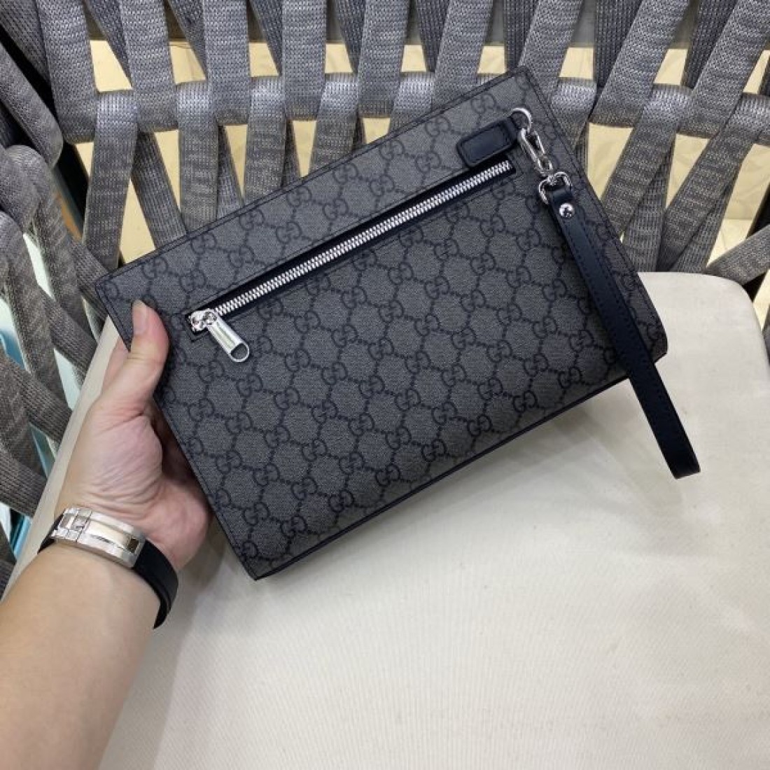 洗練 GUCCI グッチ コピー ポーチバッグ GGキャンバス クラッチスタイル ジップ開閉 リストストラップ付き コンパクト収納 デイリー使い