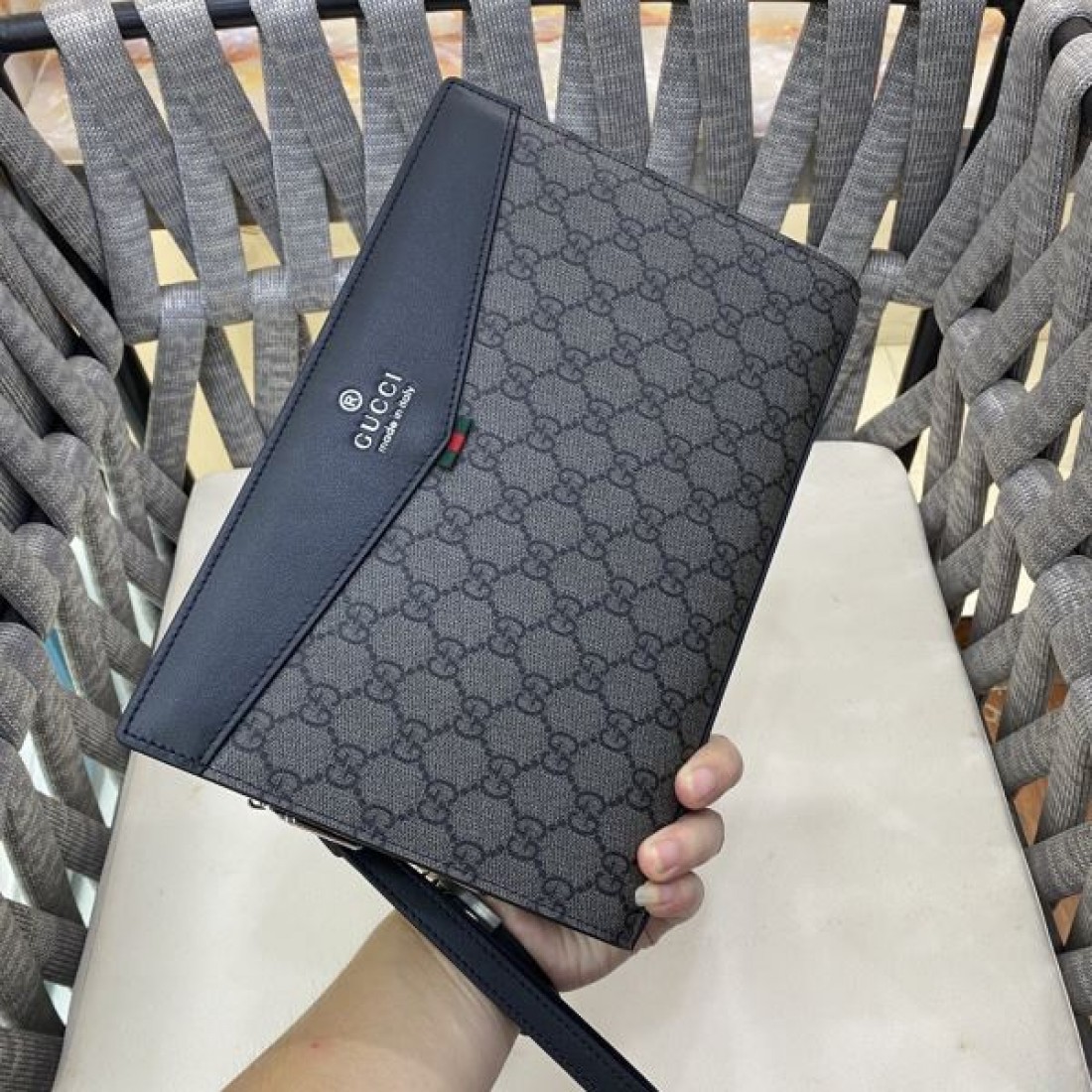 洗練 GUCCI グッチ コピー ポーチバッグ GGキャンバス クラッチスタイル ジップ開閉 リストストラップ付き コンパクト収納 デイリー使い