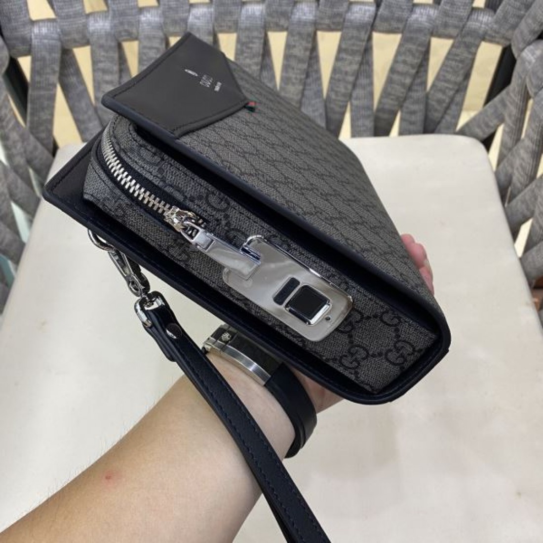 洗練 GUCCI グッチ コピー ポーチバッグ GGキャンバス クラッチスタイル ジップ開閉 リストストラップ付き コンパクト収納 デイリー使い