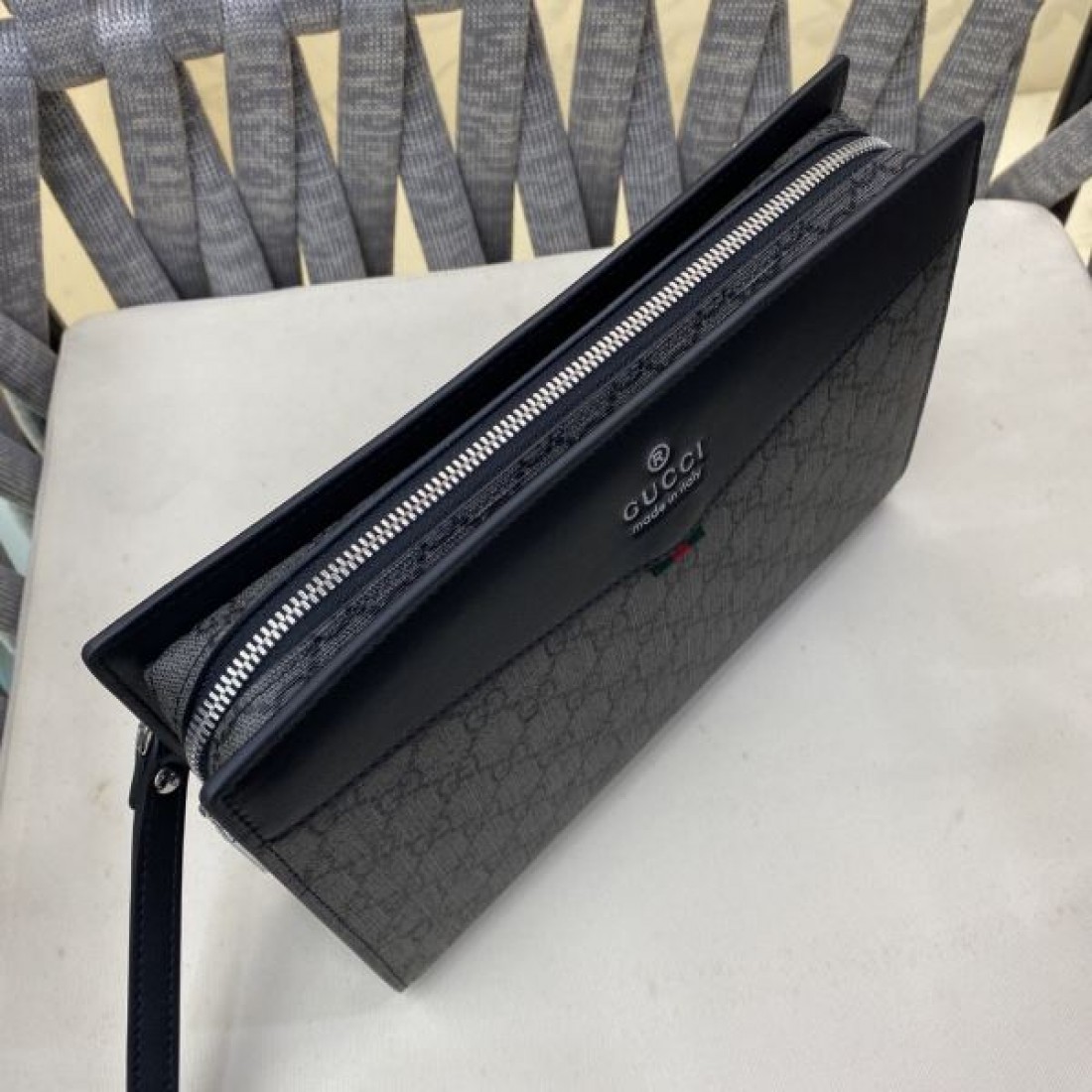 洗練 GUCCI グッチ コピー ポーチバッグ GGキャンバス クラッチスタイル ジップ開閉 リストストラップ付き コンパクト収納 デイリー使い
