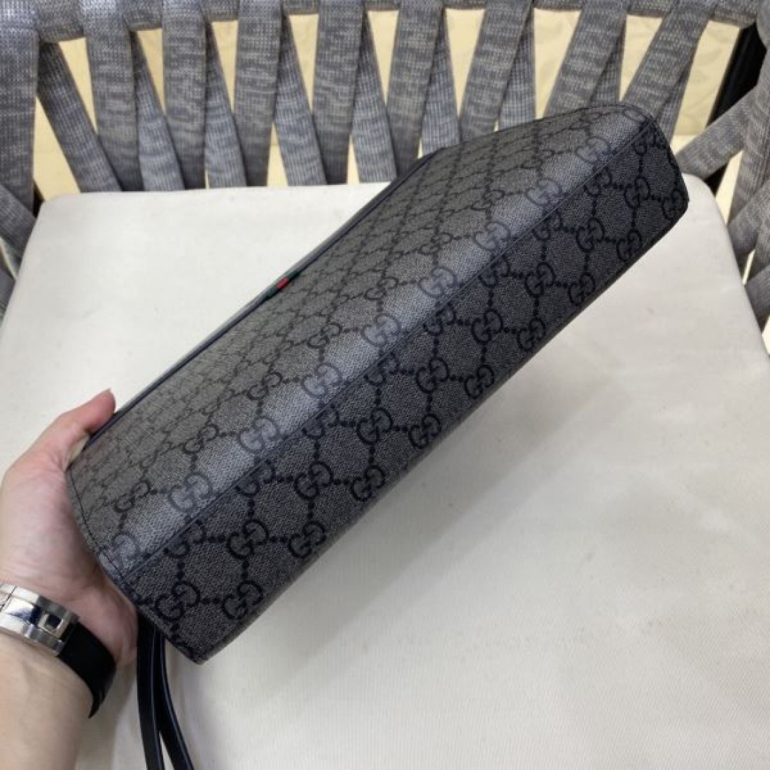 洗練 GUCCI グッチ コピー ポーチバッグ GGキャンバス クラッチスタイル ジップ開閉 リストストラップ付き コンパクト収納 デイリー使い