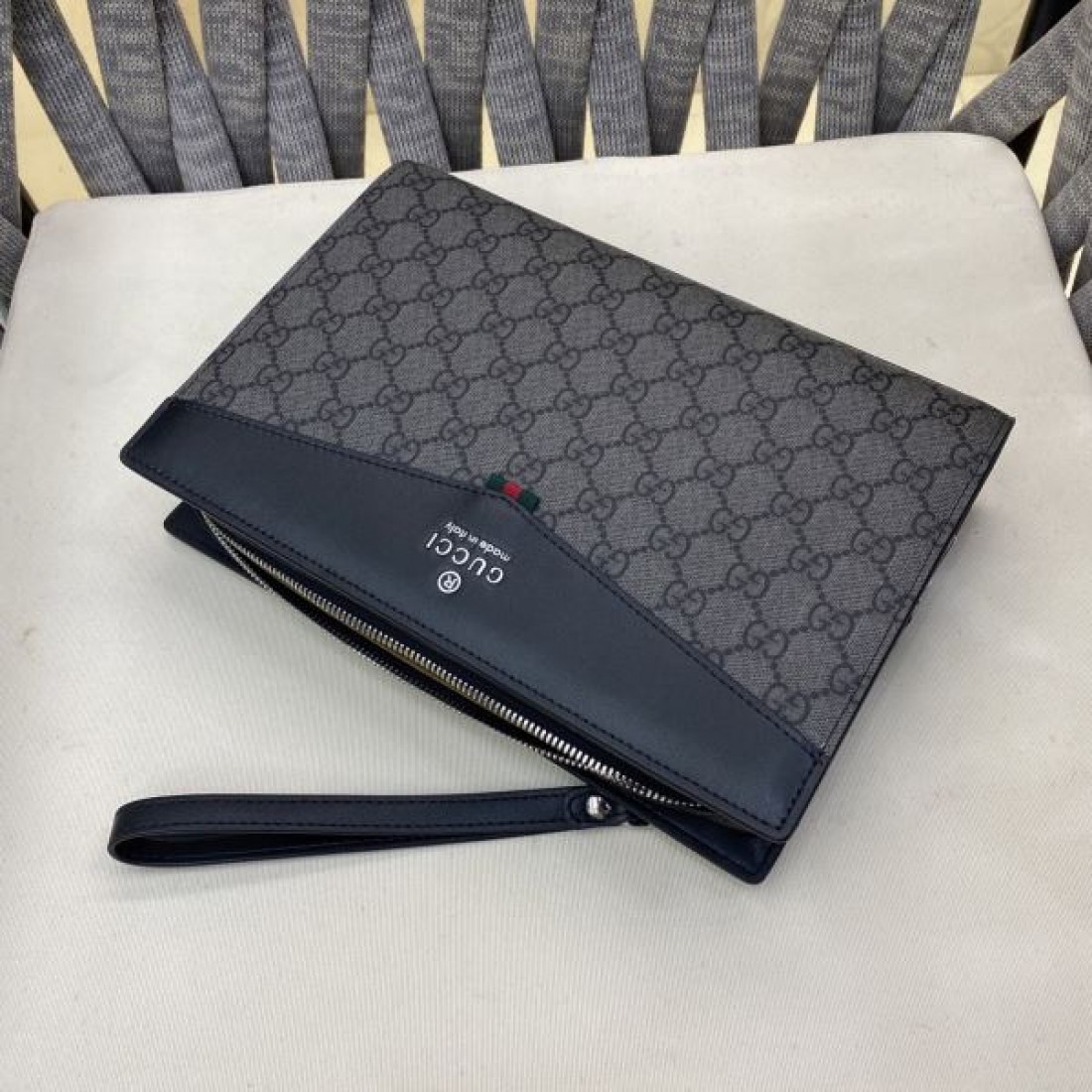 洗練 GUCCI グッチ コピー ポーチバッグ GGキャンバス クラッチスタイル ジップ開閉 リストストラップ付き コンパクト収納 デイリー使い