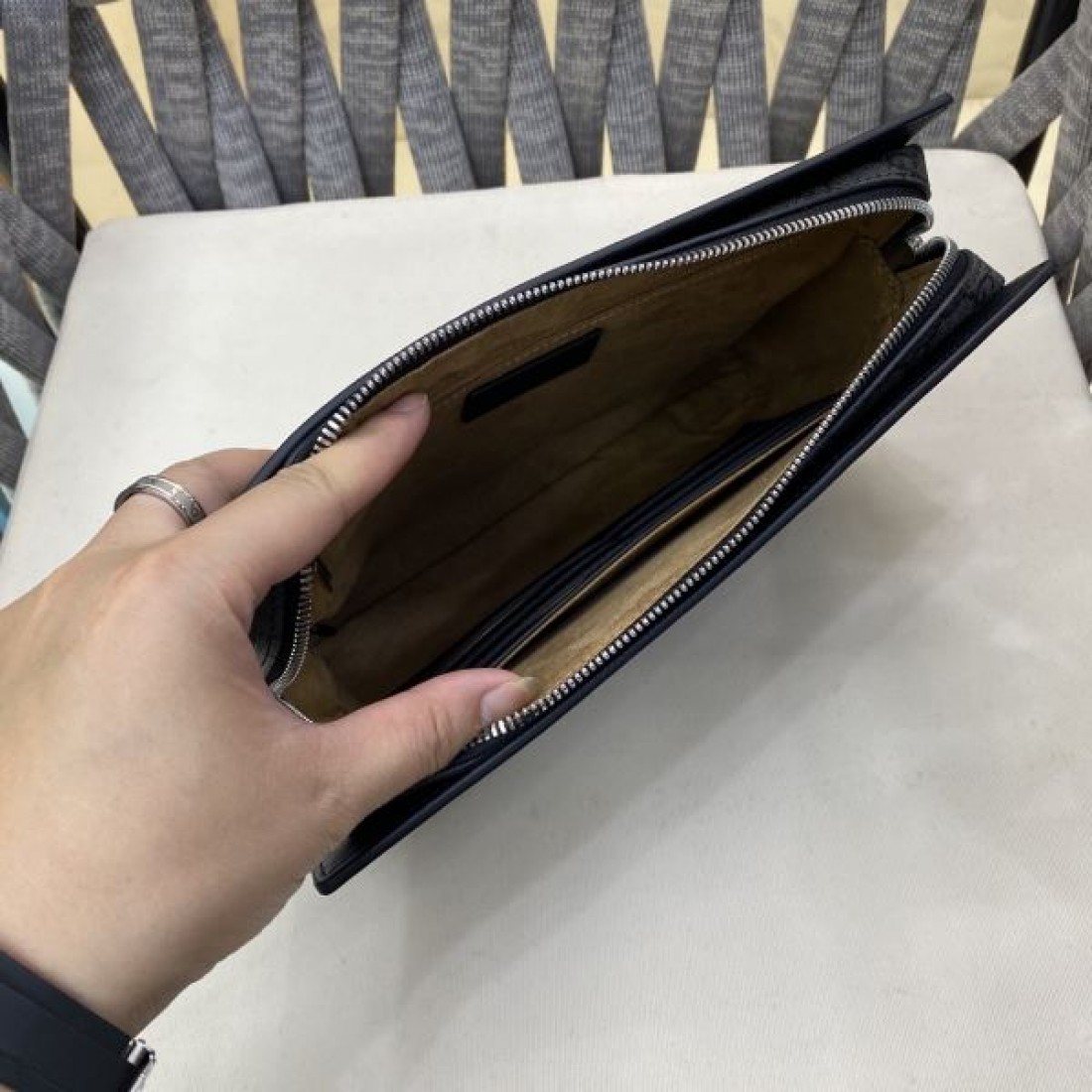 洗練 GUCCI グッチ コピー ポーチバッグ GGキャンバス クラッチスタイル ジップ開閉 リストストラップ付き コンパクト収納 デイリー使い