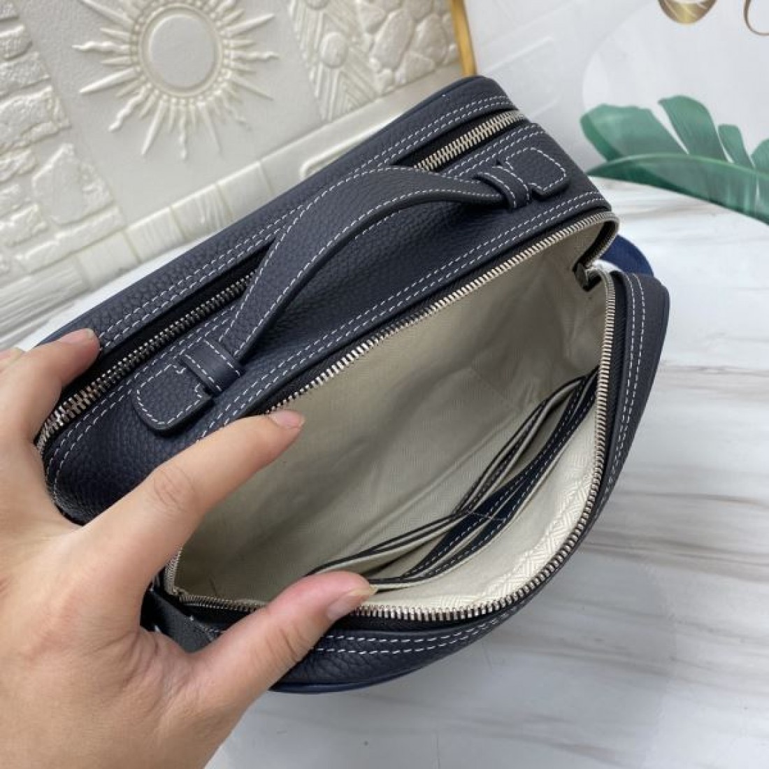 HERMES エルメス コピー ポーチバッグ レザーキャンバス調 コンパクトフォルム ダブルファスナー 軽量設計 デイリー使い