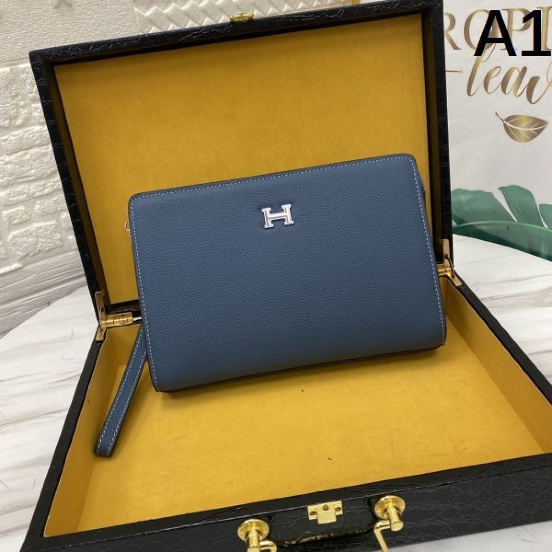 HERMES エルメス コピー セカンドバッグ レザーボディ スリムシルエット バックジップポケット 多層収納 コンパクト設計 ビジネス対応