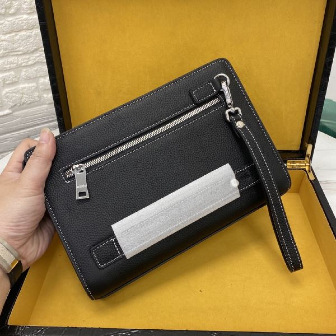 HERMES エルメス コピー セカンドバッグ レザーボディ スリムシルエット バックジップポケット 多層収納 コンパクト設計 ビジネス対応