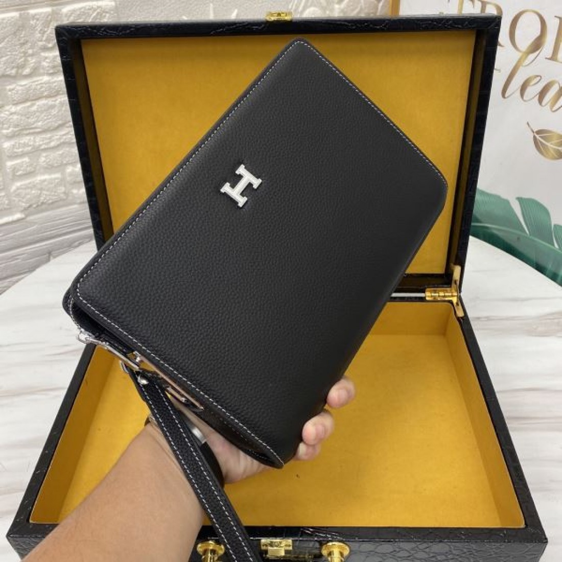 HERMES エルメス コピー セカンドバッグ レザーボディ スリムシルエット バックジップポケット 多層収納 コンパクト設計 ビジネス対応