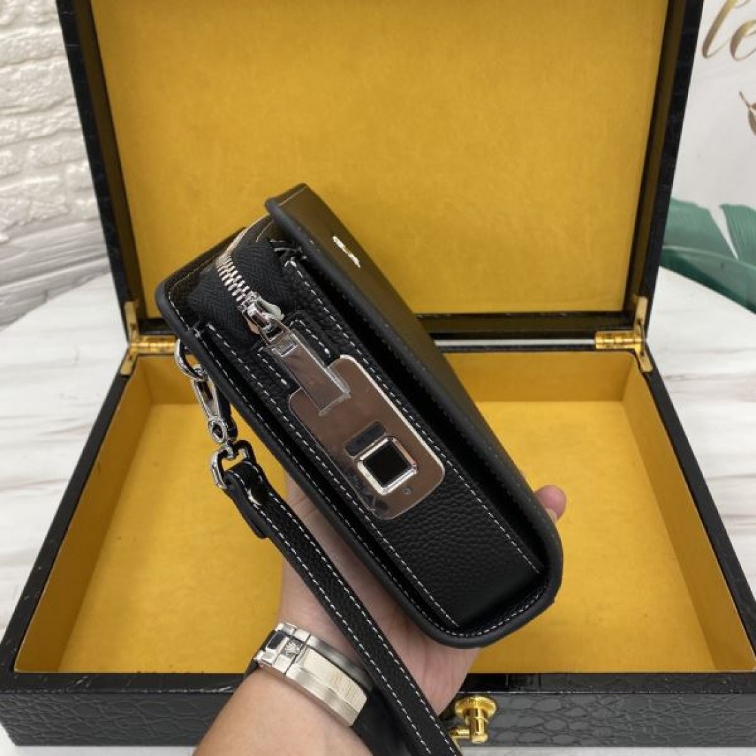 HERMES エルメス コピー セカンドバッグ レザーボディ スリムシルエット バックジップポケット 多層収納 コンパクト設計 ビジネス対応