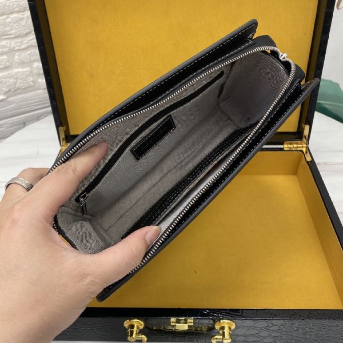 HERMES エルメス コピー セカンドバッグ レザーボディ スリムシルエット バックジップポケット 多層収納 コンパクト設計 ビジネス対応