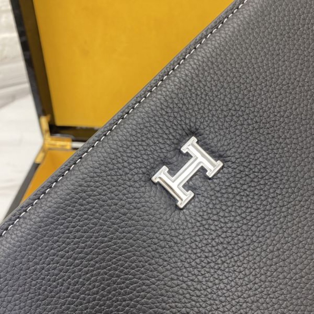 HERMES エルメス コピー セカンドバッグ レザーボディ スリムシルエット バックジップポケット 多層収納 コンパクト設計 ビジネス対応