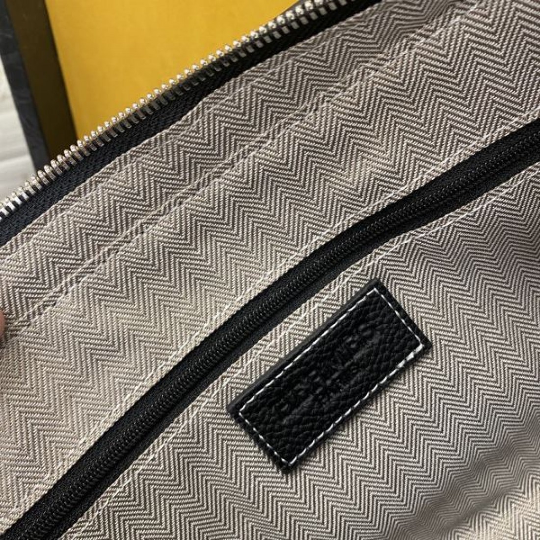 HERMES エルメス コピー セカンドバッグ レザーボディ スリムシルエット バックジップポケット 多層収納 コンパクト設計 ビジネス対応