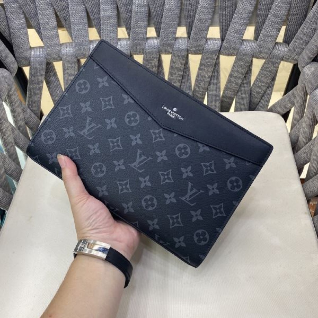 Louis Vuitton ルイヴィトン コピー ポーチバッグ モノグラムエクリプス クラッチスタイル コンパクトフォルム ジップ開閉 軽量 デイリー使い
