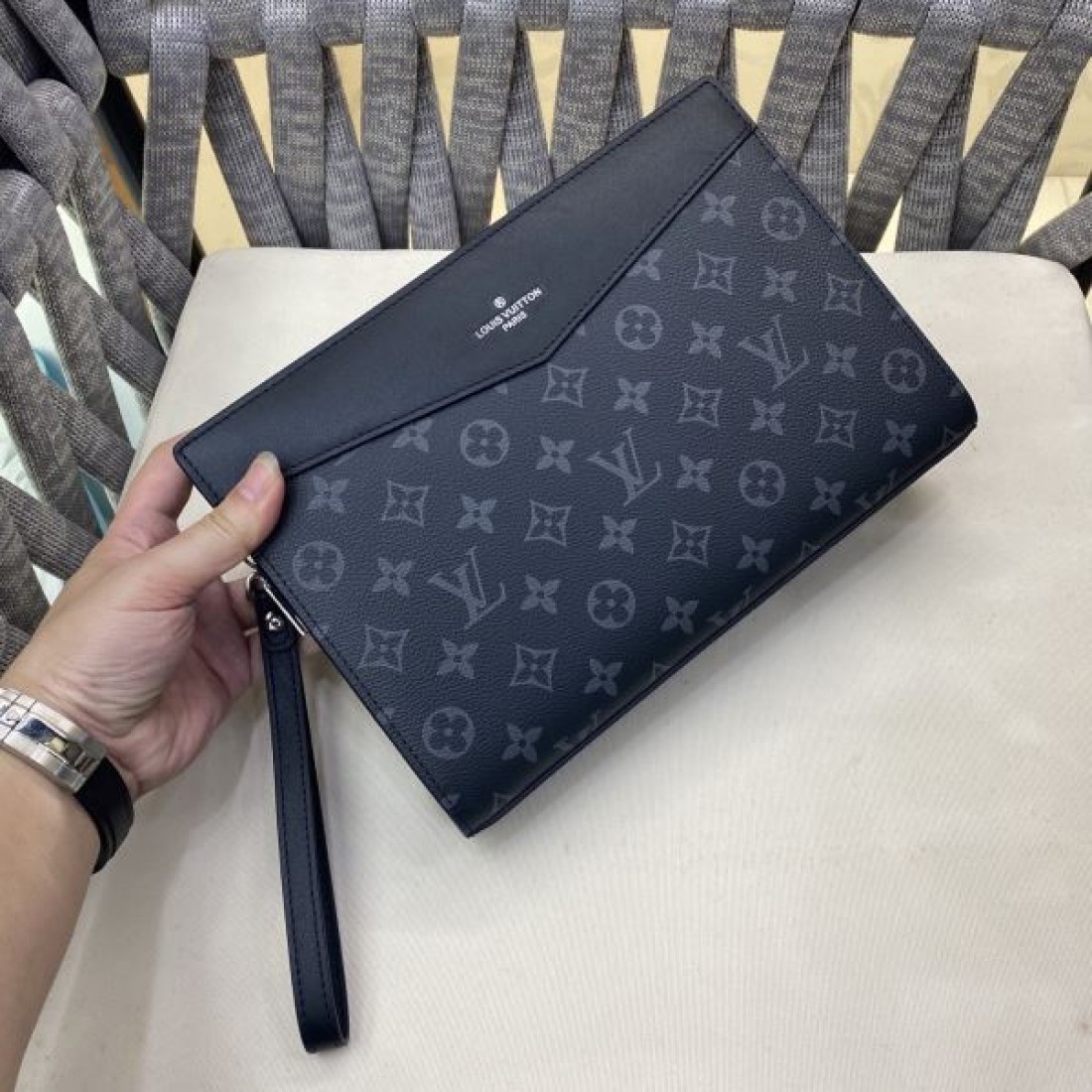 Louis Vuitton ルイヴィトン コピー ポーチバッグ モノグラムエクリプス クラッチスタイル コンパクトフォルム ジップ開閉 軽量 デイリー使い