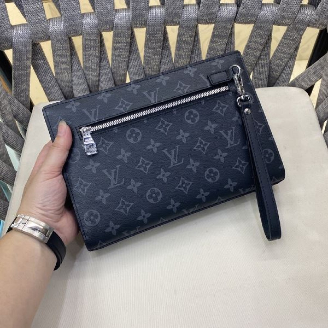 Louis Vuitton ルイヴィトン コピー ポーチバッグ モノグラムエクリプス クラッチスタイル コンパクトフォルム ジップ開閉 軽量 デイリー使い