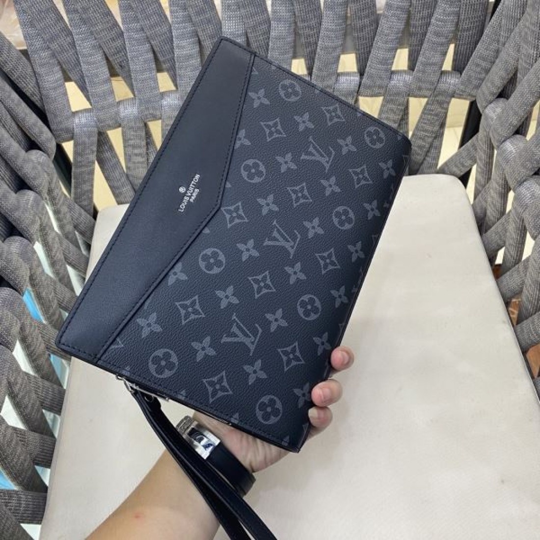 Louis Vuitton ルイヴィトン コピー ポーチバッグ モノグラムエクリプス クラッチスタイル コンパクトフォルム ジップ開閉 軽量 デイリー使い
