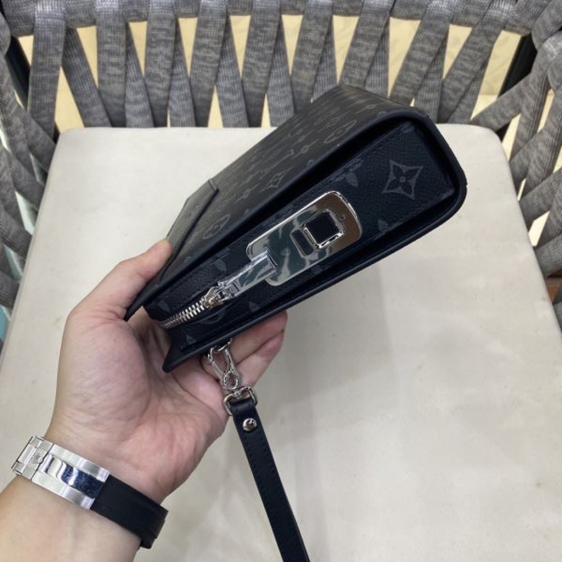Louis Vuitton ルイヴィトン コピー ポーチバッグ モノグラムエクリプス クラッチスタイル コンパクトフォルム ジップ開閉 軽量 デイリー使い