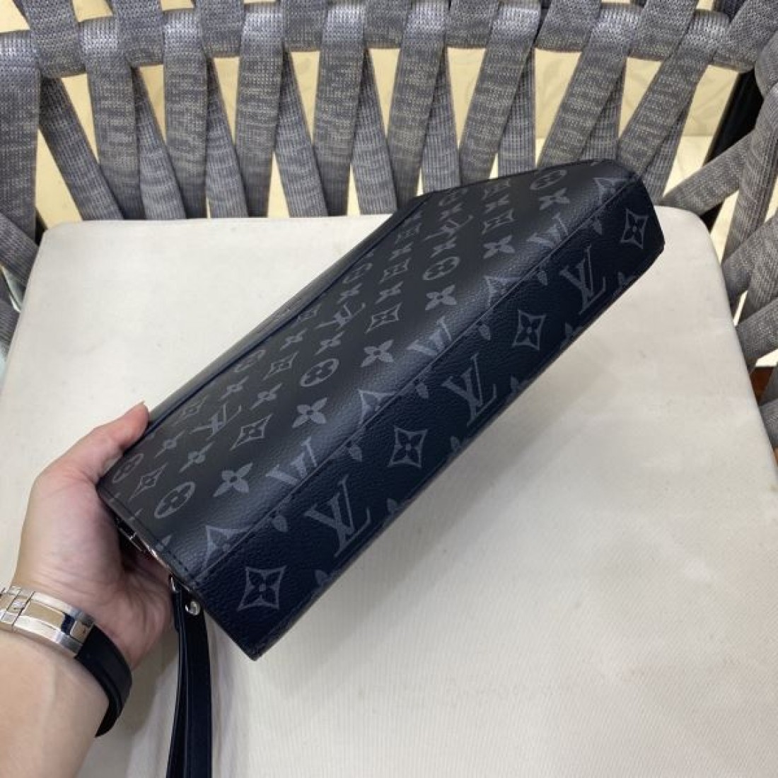 Louis Vuitton ルイヴィトン コピー ポーチバッグ モノグラムエクリプス クラッチスタイル コンパクトフォルム ジップ開閉 軽量 デイリー使い