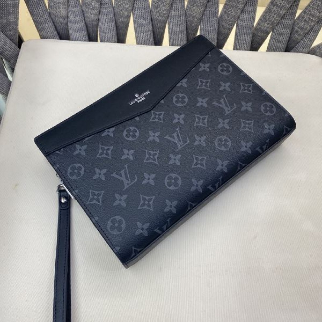 Louis Vuitton ルイヴィトン コピー ポーチバッグ モノグラムエクリプス クラッチスタイル コンパクトフォルム ジップ開閉 軽量 デイリー使い