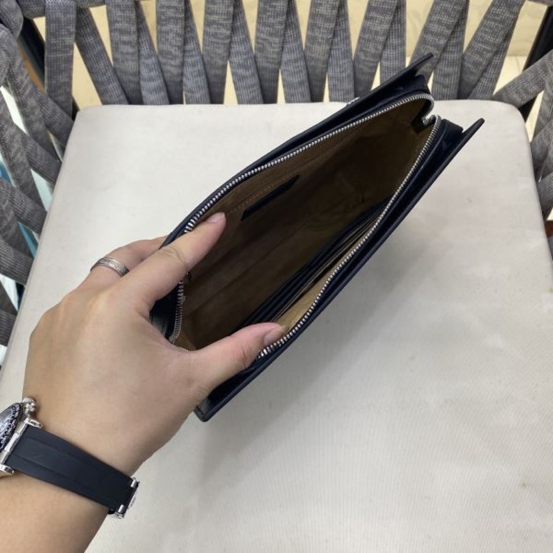 Louis Vuitton ルイヴィトン コピー ポーチバッグ モノグラムエクリプス クラッチスタイル コンパクトフォルム ジップ開閉 軽量 デイリー使い