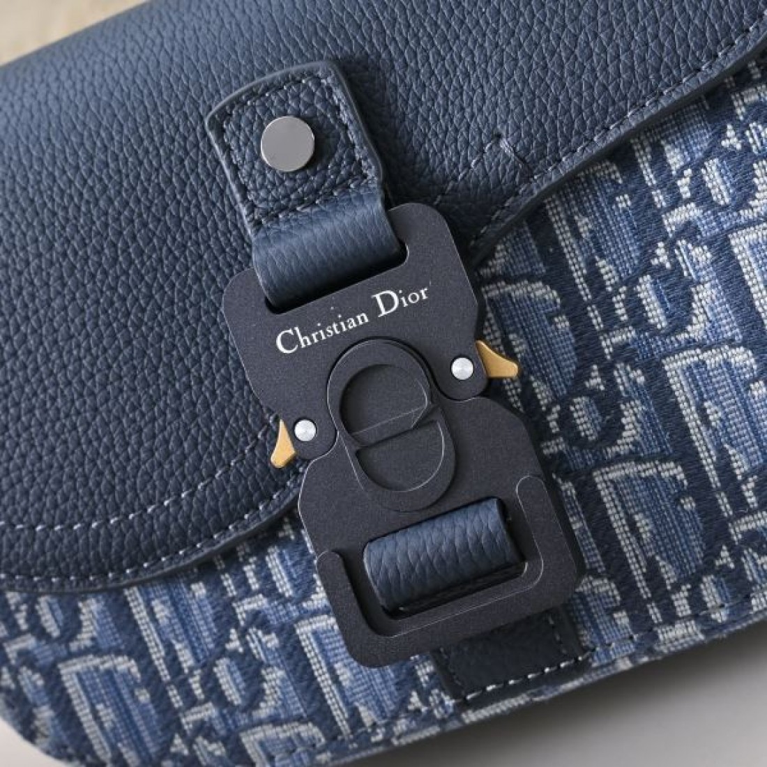 エレガント 洗練 Dior ディオール コピー ショルダーバッグ オブリーク柄 フラップデザイン スクエアフォルム バックルロック レザー切替 コンパクト収納 高級感