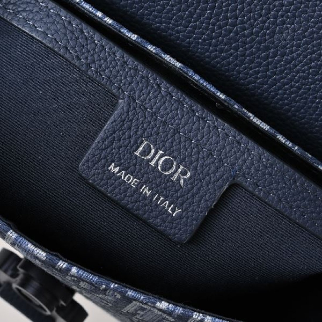 エレガント 洗練 Dior ディオール コピー ショルダーバッグ オブリーク柄 フラップデザイン スクエアフォルム バックルロック レザー切替 コンパクト収納 高級感