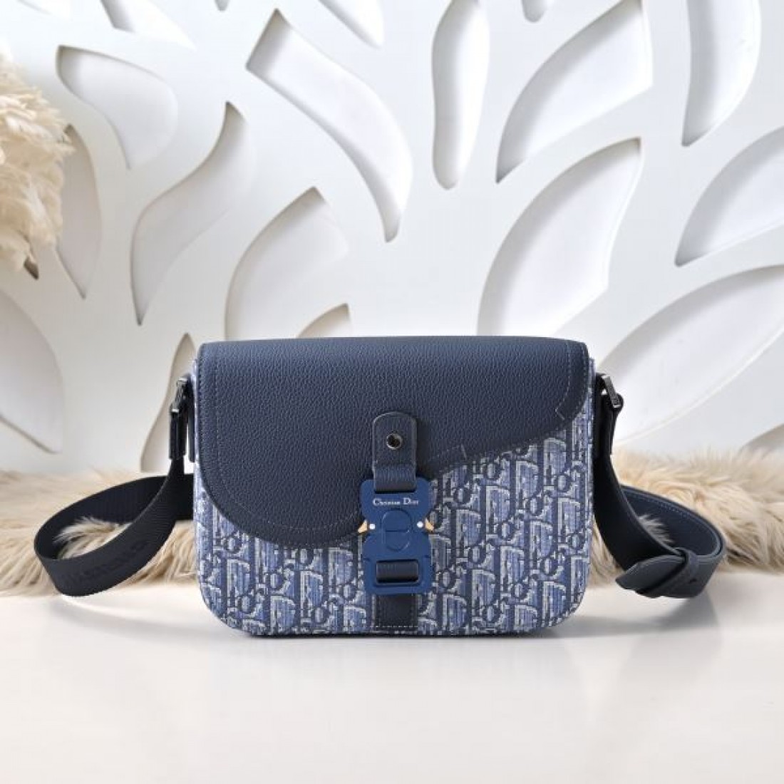Dior ディオール コピー クロスボディバッグ オブリークキャンバス スクエアバッグ フラップ＋バックル仕様 ショルダーストラップ付き 日常万能