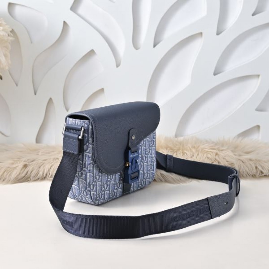 Dior ディオール コピー クロスボディバッグ オブリークキャンバス スクエアバッグ フラップ＋バックル仕様 ショルダーストラップ付き 日常万能