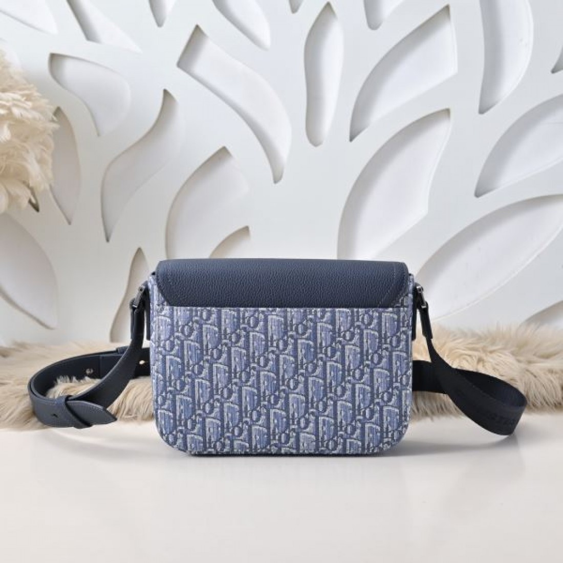 Dior ディオール コピー クロスボディバッグ オブリークキャンバス スクエアバッグ フラップ＋バックル仕様 ショルダーストラップ付き 日常万能