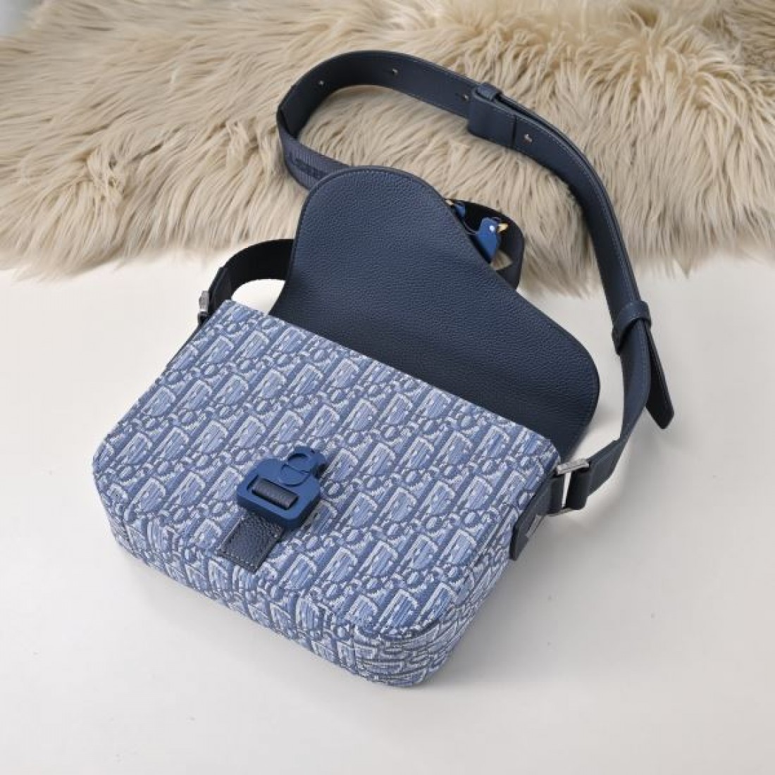 Dior ディオール コピー クロスボディバッグ オブリークキャンバス スクエアバッグ フラップ＋バックル仕様 ショルダーストラップ付き 日常万能
