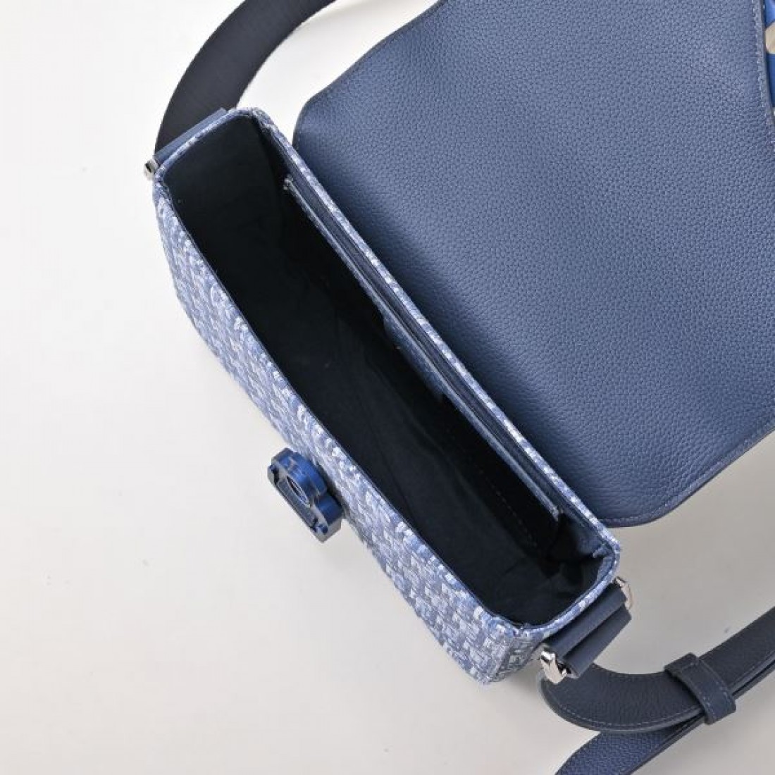 Dior ディオール コピー クロスボディバッグ オブリークキャンバス スクエアバッグ フラップ＋バックル仕様 ショルダーストラップ付き 日常万能