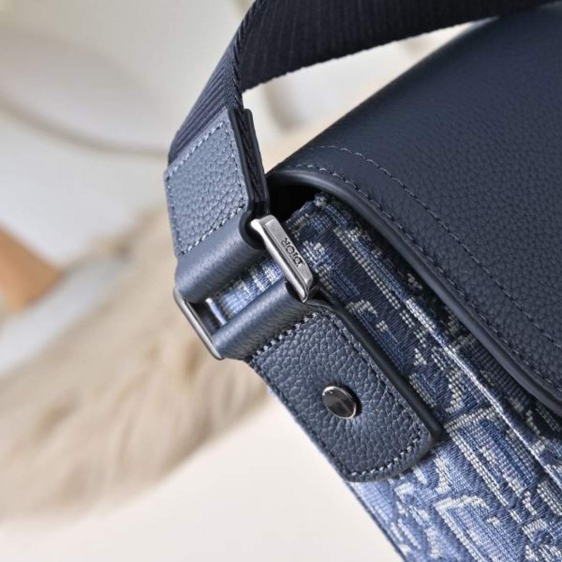 Dior ディオール コピー クロスボディバッグ オブリークキャンバス スクエアバッグ フラップ＋バックル仕様 ショルダーストラップ付き 日常万能