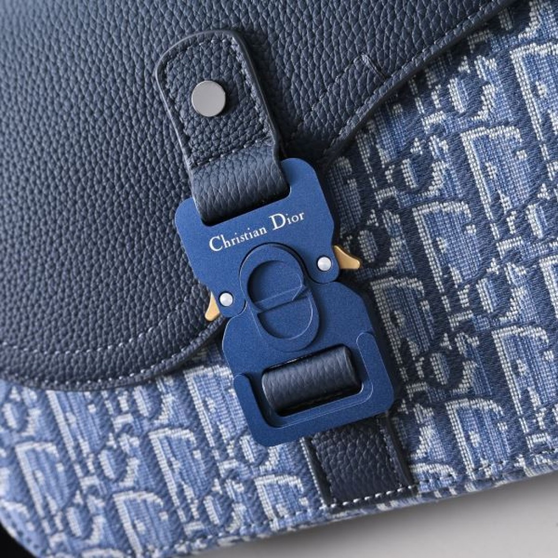Dior ディオール コピー クロスボディバッグ オブリークキャンバス スクエアバッグ フラップ＋バックル仕様 ショルダーストラップ付き 日常万能
