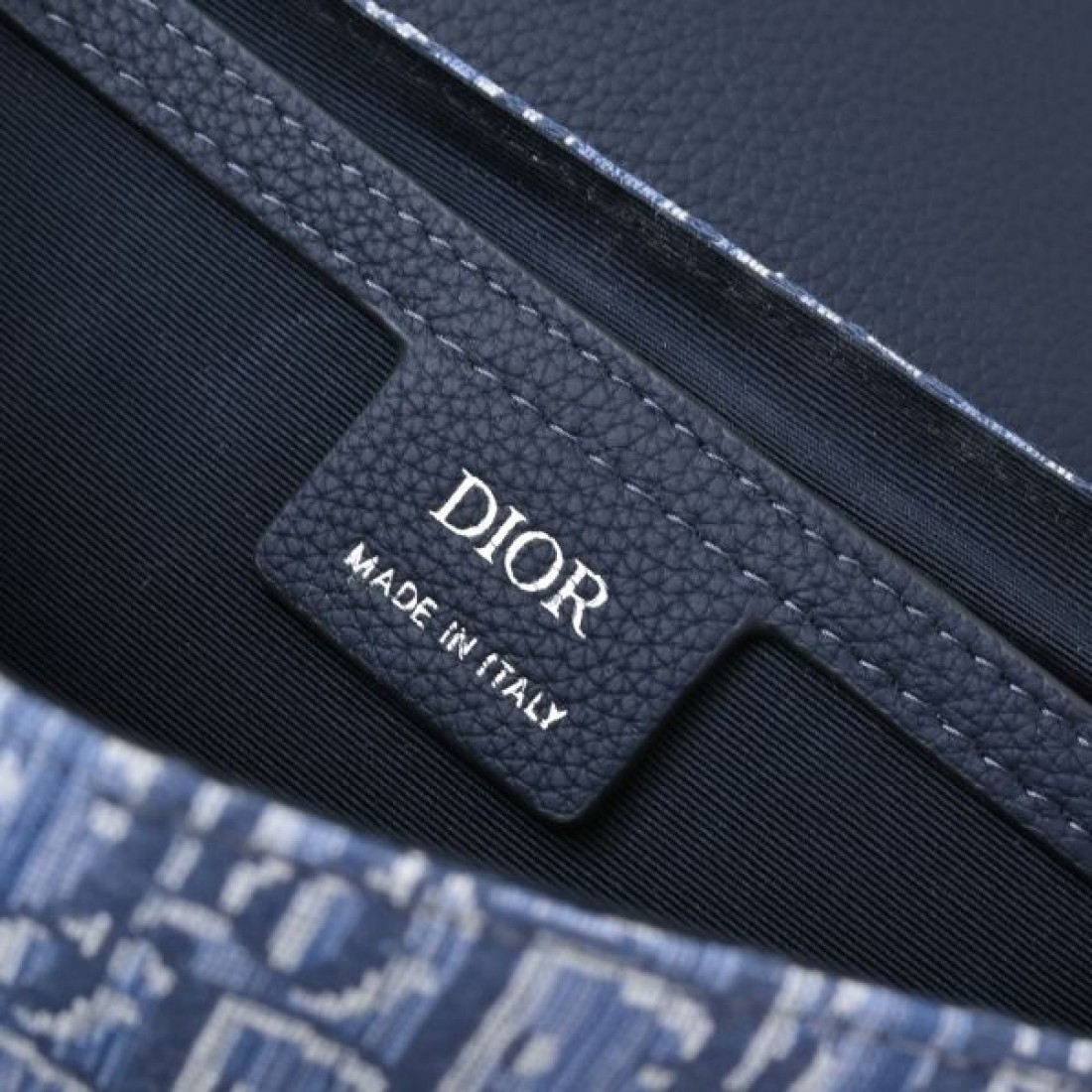 Dior ディオール コピー クロスボディバッグ オブリークキャンバス スクエアバッグ フラップ＋バックル仕様 ショルダーストラップ付き 日常万能