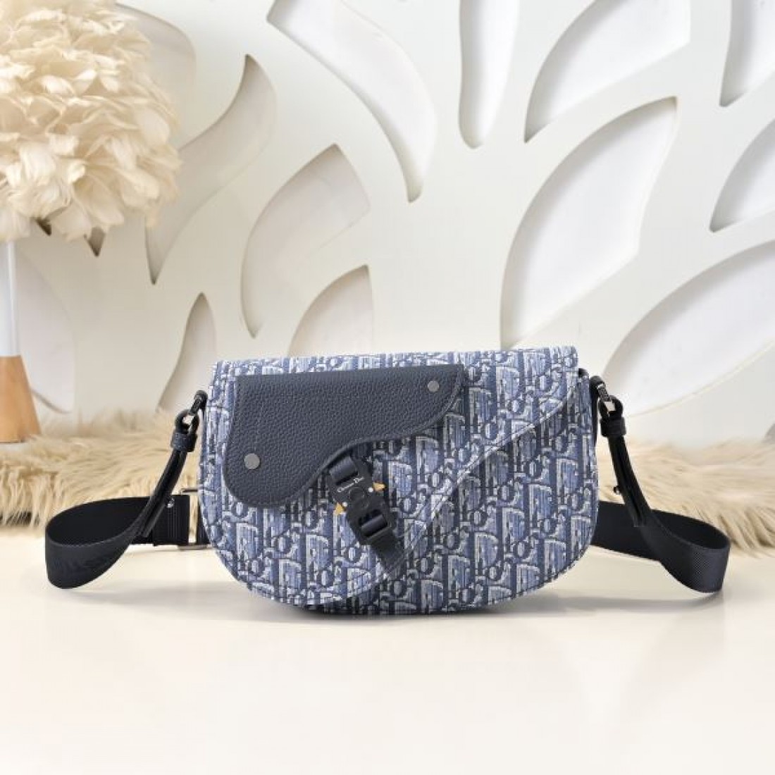 上品 Dior ディオール コピー サドルバッグ オブリーク柄 フラップデザイン コンパクトフォルム バックル留め ショルダーストラップ付き 軽量設計