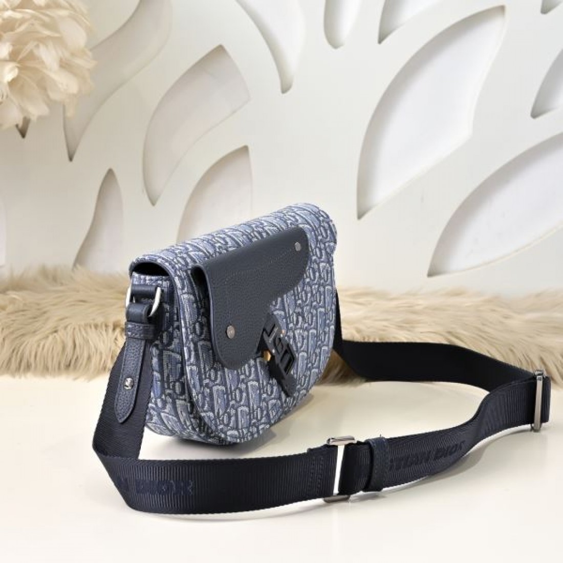 上品 Dior ディオール コピー サドルバッグ オブリーク柄 フラップデザイン コンパクトフォルム バックル留め ショルダーストラップ付き 軽量設計