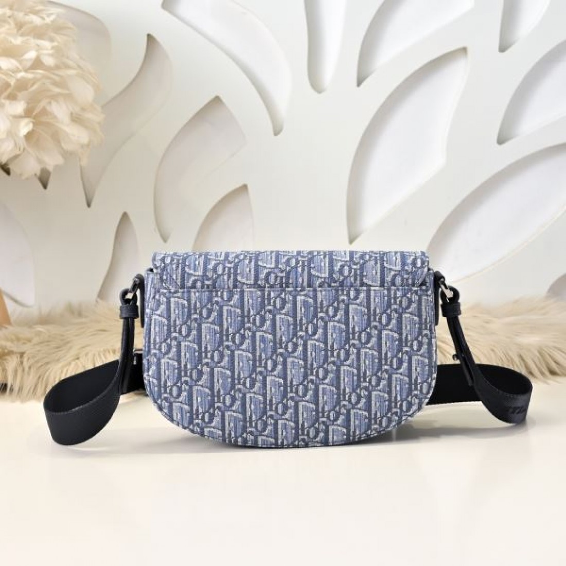 上品 Dior ディオール コピー サドルバッグ オブリーク柄 フラップデザイン コンパクトフォルム バックル留め ショルダーストラップ付き 軽量設計