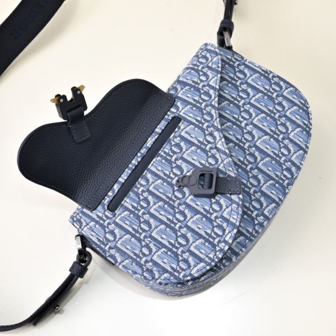 上品 Dior ディオール コピー サドルバッグ オブリーク柄 フラップデザイン コンパクトフォルム バックル留め ショルダーストラップ付き 軽量設計