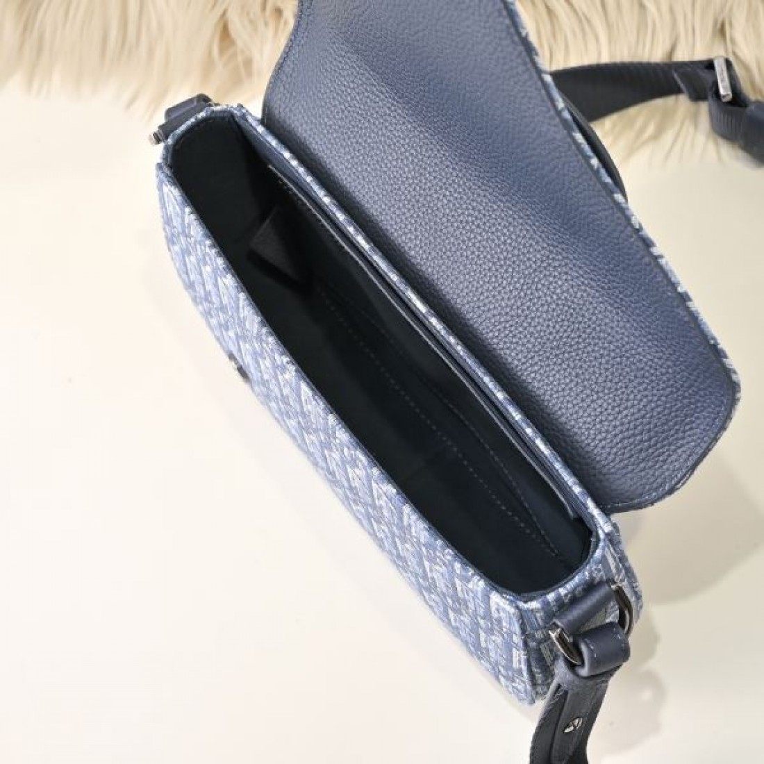 上品 Dior ディオール コピー サドルバッグ オブリーク柄 フラップデザイン コンパクトフォルム バックル留め ショルダーストラップ付き 軽量設計