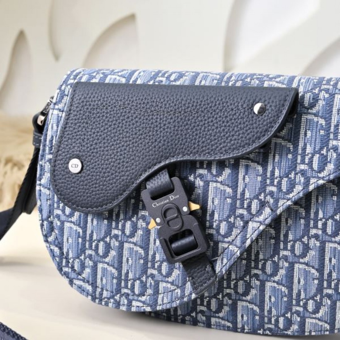 上品 Dior ディオール コピー サドルバッグ オブリーク柄 フラップデザイン コンパクトフォルム バックル留め ショルダーストラップ付き 軽量設計