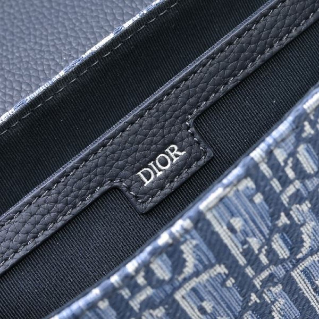 上品 Dior ディオール コピー サドルバッグ オブリーク柄 フラップデザイン コンパクトフォルム バックル留め ショルダーストラップ付き 軽量設計