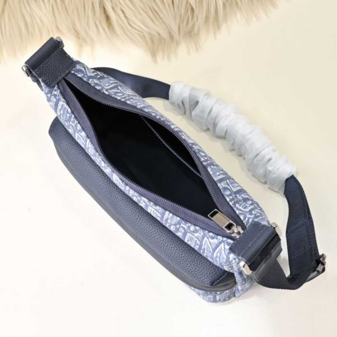 モード 上品 Dior ディオール コピー クロスボディバッグ オブリークキャンバス ミニショルダーバッグ スリムシルエット 調節可能ストラップ 軽量 快適フィット