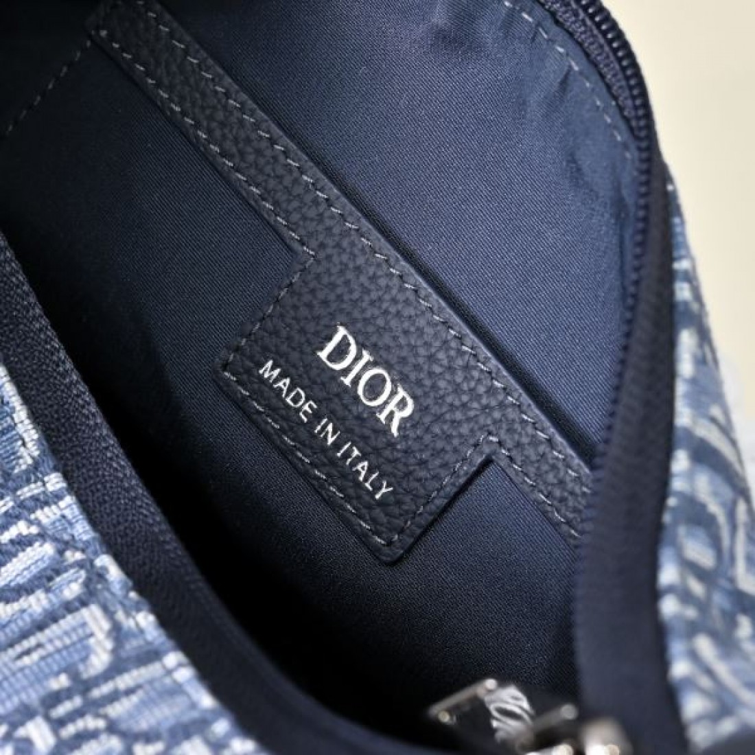 モード 上品 Dior ディオール コピー クロスボディバッグ オブリークキャンバス ミニショルダーバッグ スリムシルエット 調節可能ストラップ 軽量 快適フィット