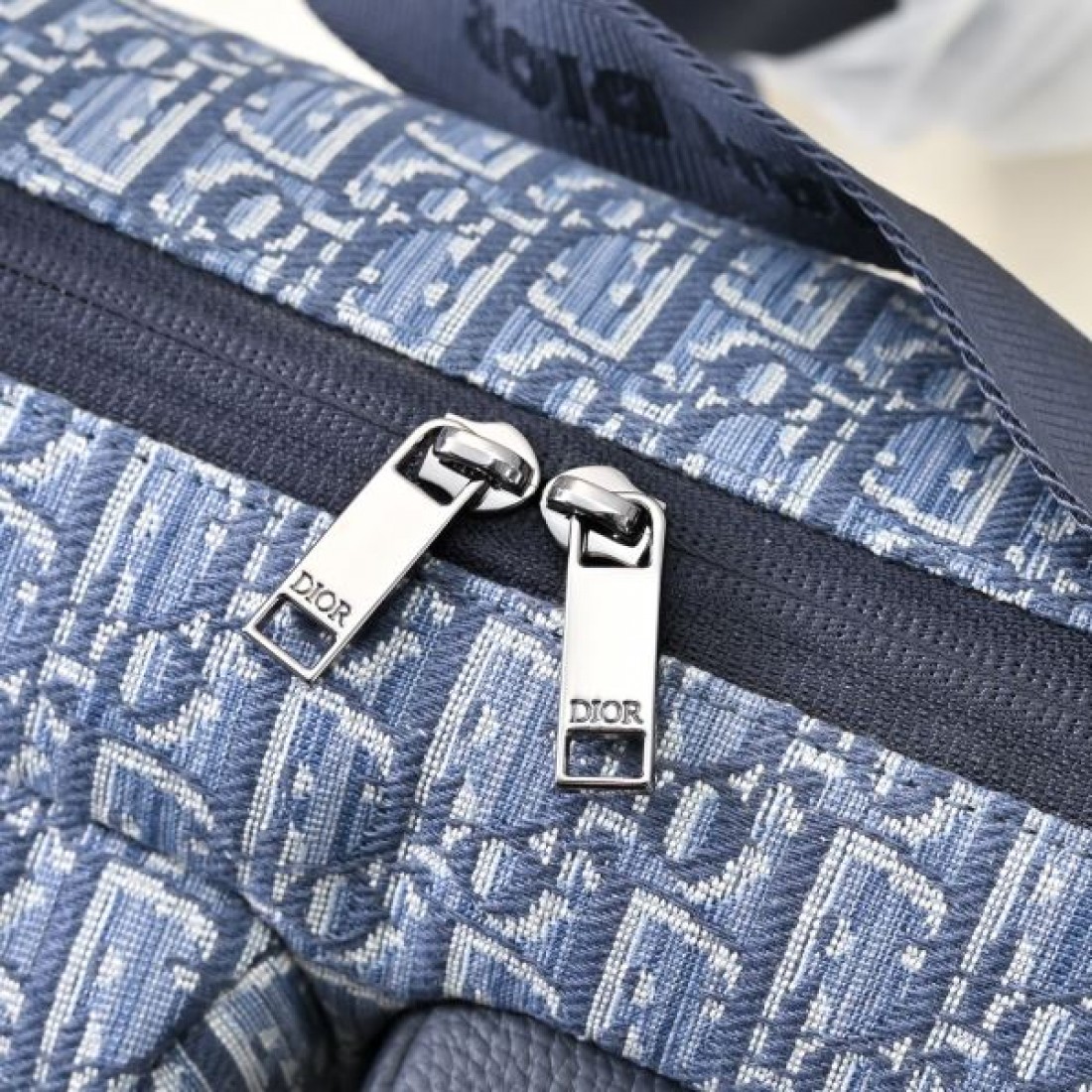 トレンド 機能性 Dior ディオール コピー クロスボディバッグ オブリークキャンバス 多層収納 フロントポケット ショルダーストラップ付き 軽量 快適フィット