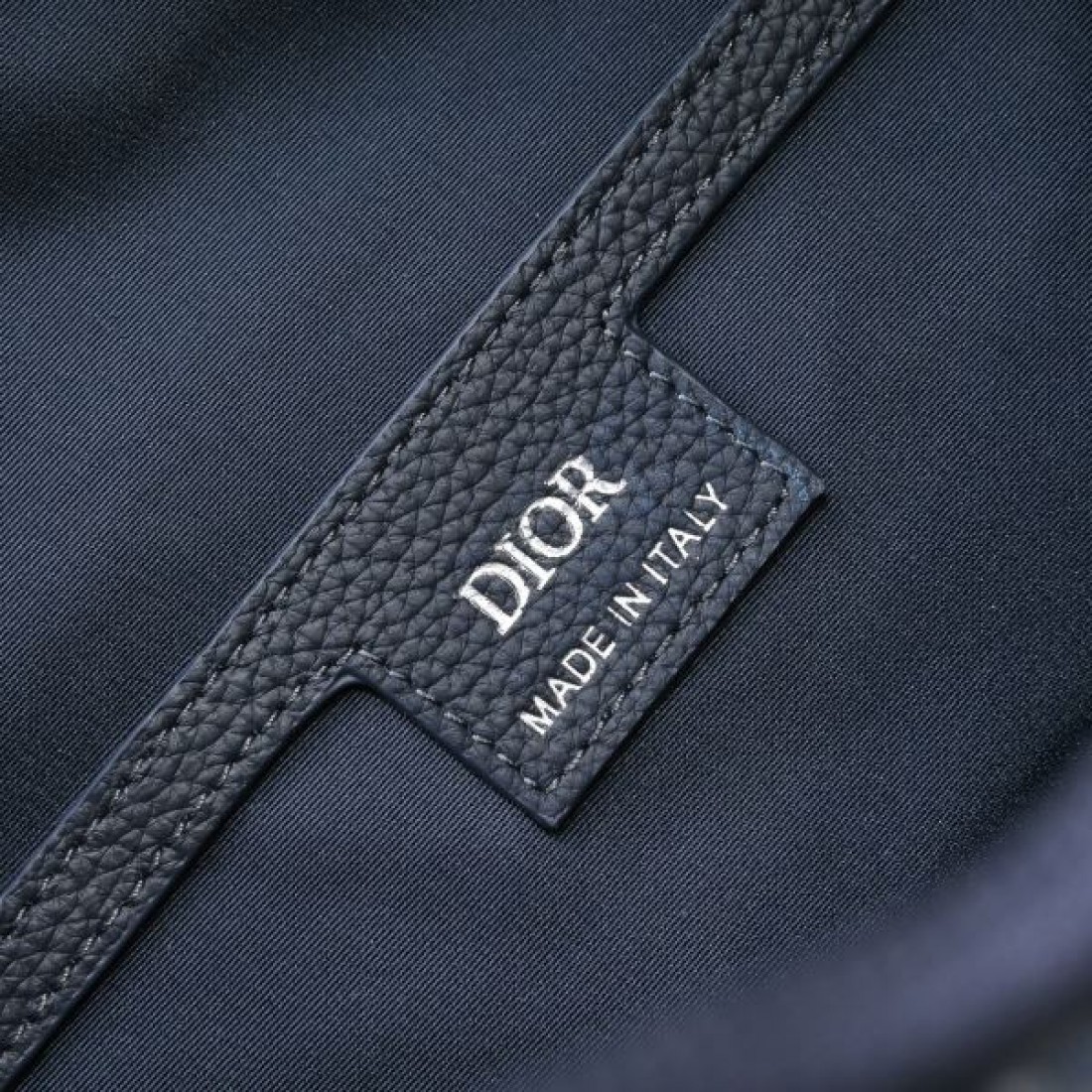 トレンド 機能性 Dior ディオール コピー クロスボディバッグ オブリークキャンバス 多層収納 フロントポケット ショルダーストラップ付き 軽量 快適フィット