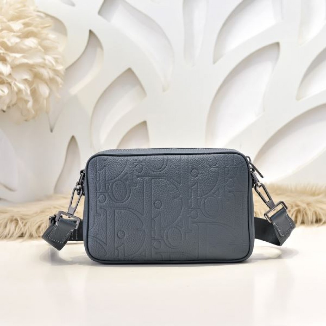 高級感 Dior ディオール コピー バッグ スクエアショルダー エンボス総柄 ダブルファスナー ミニポーチ付き 軽量設計 デイリー使い
