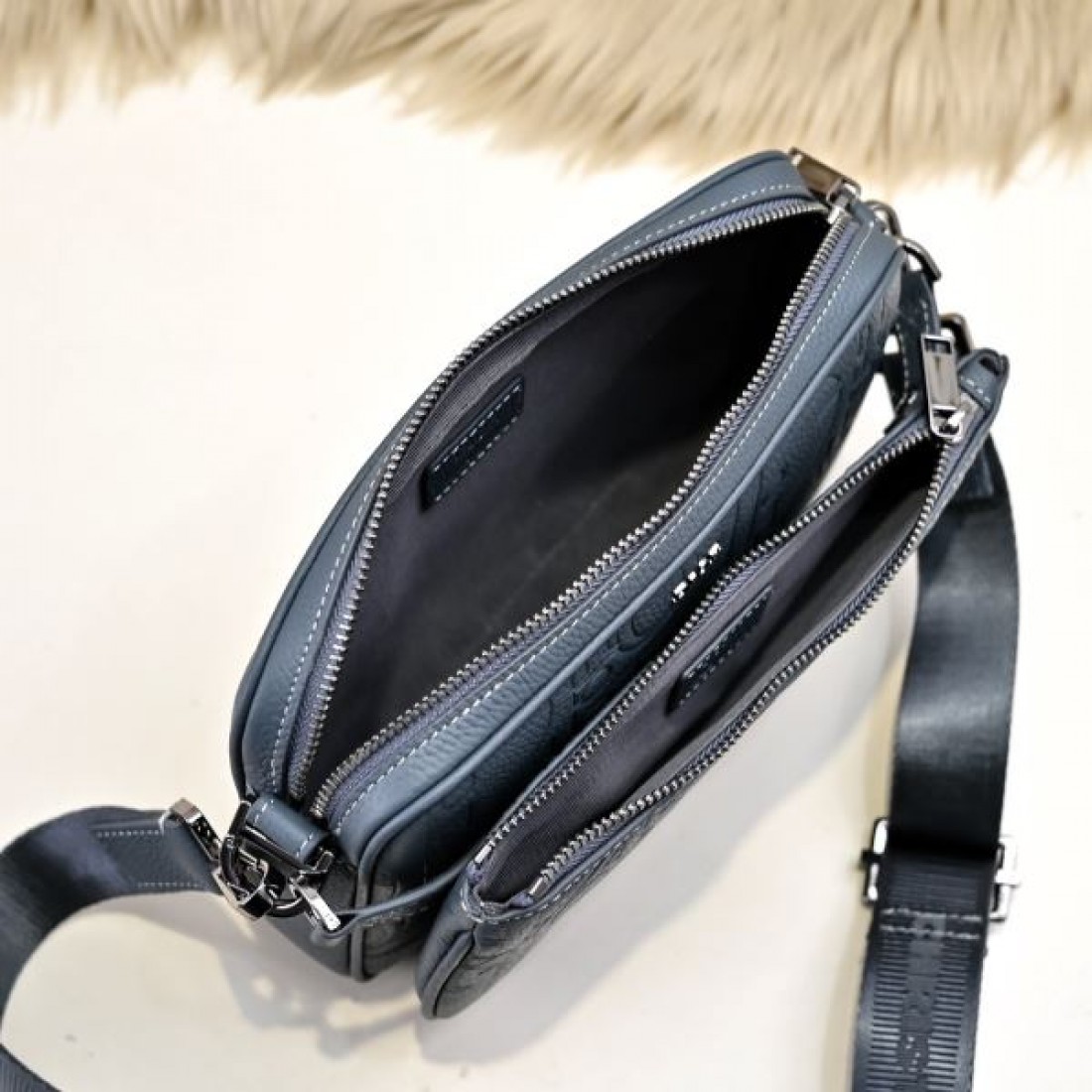 高級感 Dior ディオール コピー バッグ スクエアショルダー エンボス総柄 ダブルファスナー ミニポーチ付き 軽量設計 デイリー使い
