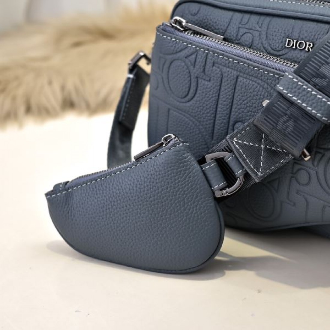高級感 Dior ディオール コピー バッグ スクエアショルダー エンボス総柄 ダブルファスナー ミニポーチ付き 軽量設計 デイリー使い
