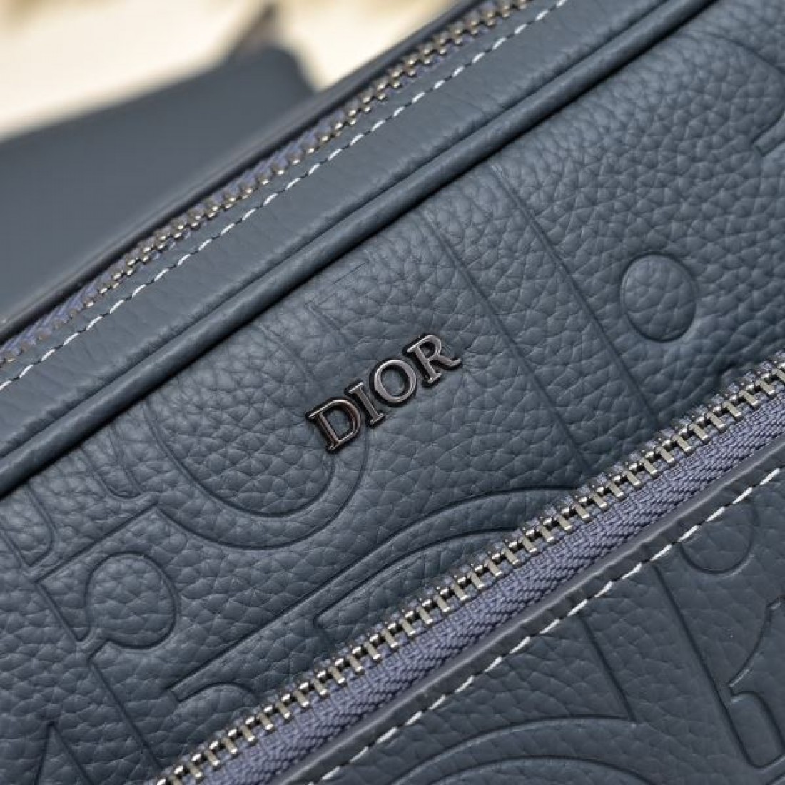 高級感 Dior ディオール コピー バッグ スクエアショルダー エンボス総柄 ダブルファスナー ミニポーチ付き 軽量設計 デイリー使い