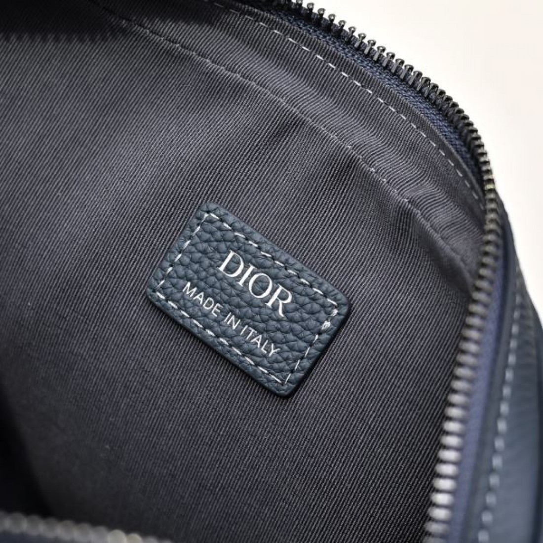 高級感 Dior ディオール コピー バッグ スクエアショルダー エンボス総柄 ダブルファスナー ミニポーチ付き 軽量設計 デイリー使い