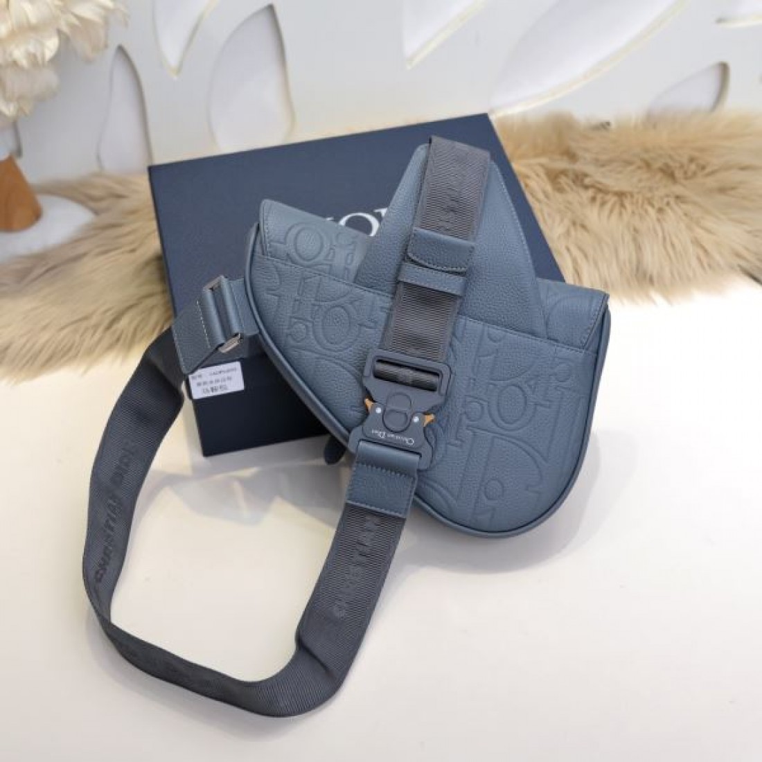 カジュアル エレガント Dior ディオール コピー クロスボディバッグ サドルバッグ レザーボディ 立体デザイン ロゴディテール 軽量設計 デイリー使い